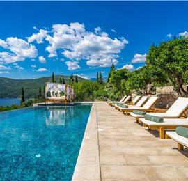 4 bedroom luxury villa with infinity pool and steps to beach in Molunat, Dubrovnik region, sleeps 8